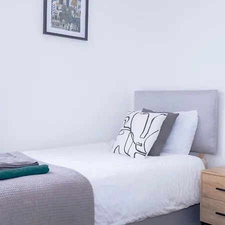 Templar House - Sleeps 6, Special Weekly Monthly Stay Rates, Central Location With Free Parking, Free Wifi, Perfect For Alton Towers & M6 Stoke-on-Trent Exterior photo