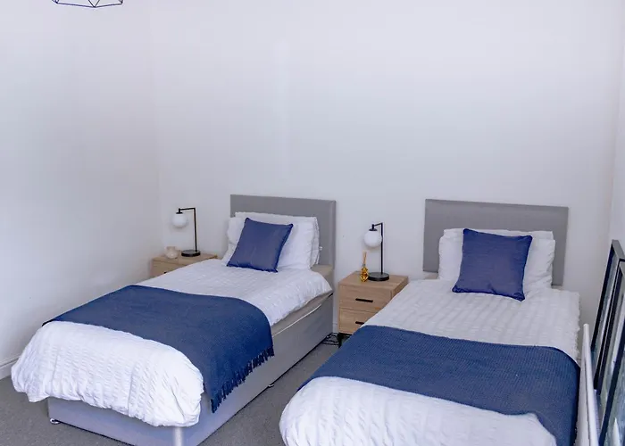 Templar House - Sleeps 6, Special Weekly Monthly Stay Rates, Central Location With Free Parking, Free Wifi, Perfect For Alton Towers & M6
