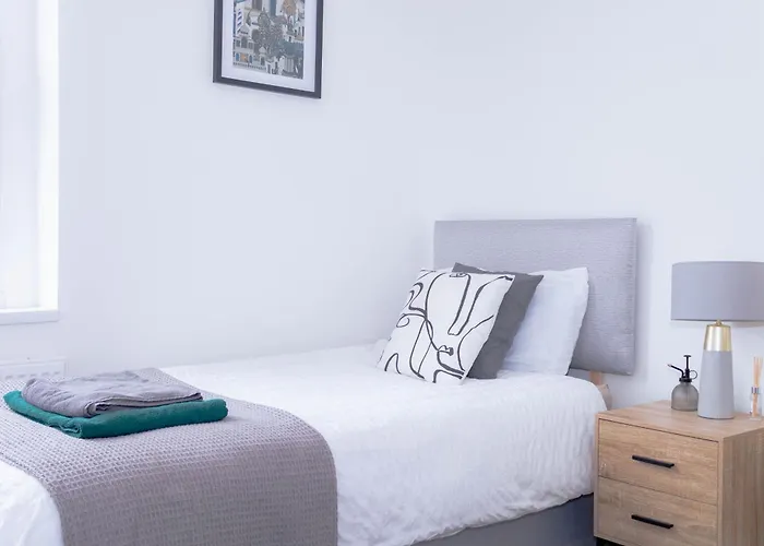 Templar House - Sleeps 6, Special Weekly Monthly Stay Rates, Central Location With Free Parking, Free Wifi, Perfect For Alton Towers & M6