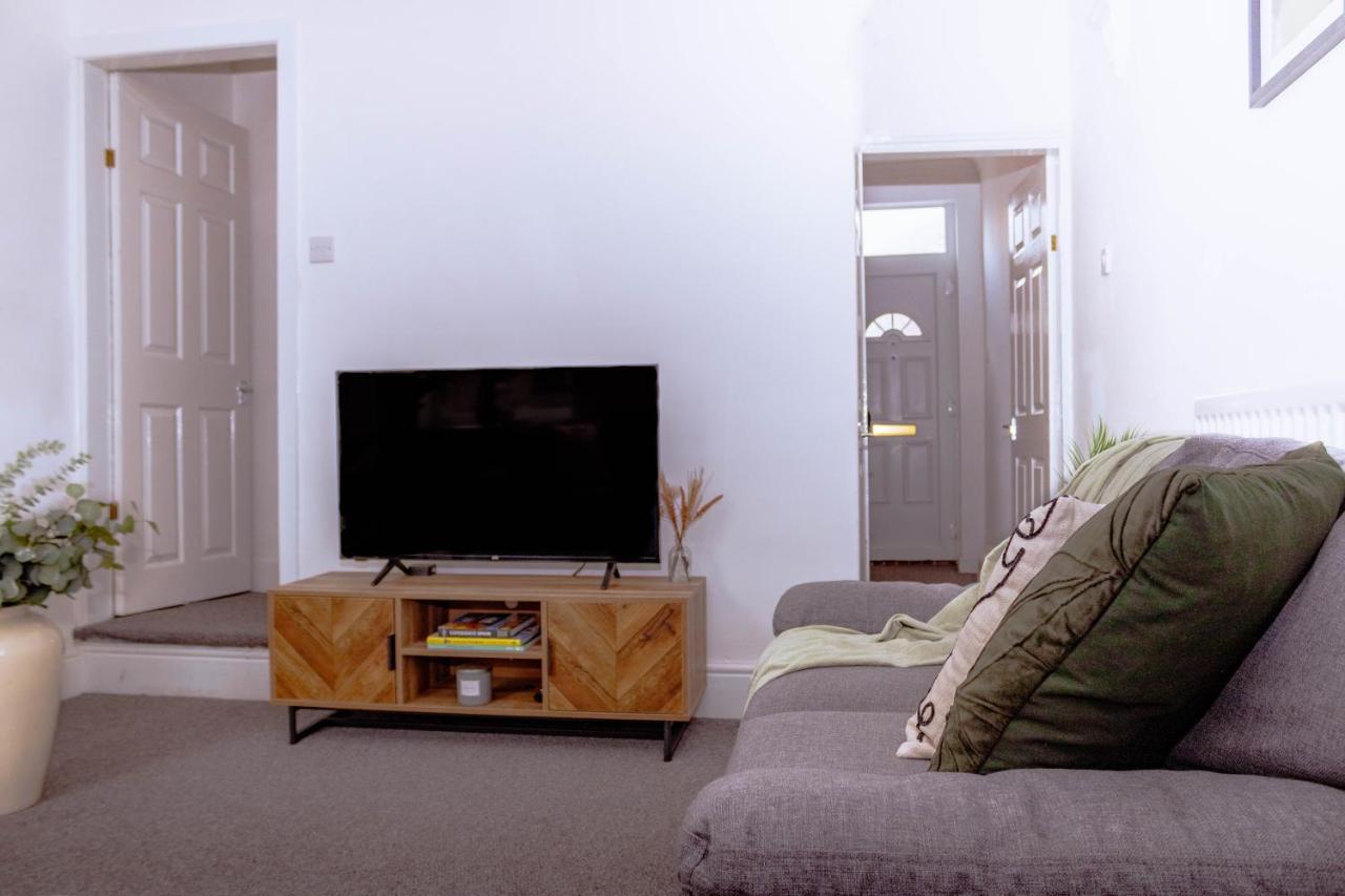 Templar House - Sleeps 6, Special Weekly Monthly Rates, Location With Free Parking, Free Wifi, Perfect For Alton Towers & M6 Appartement *
