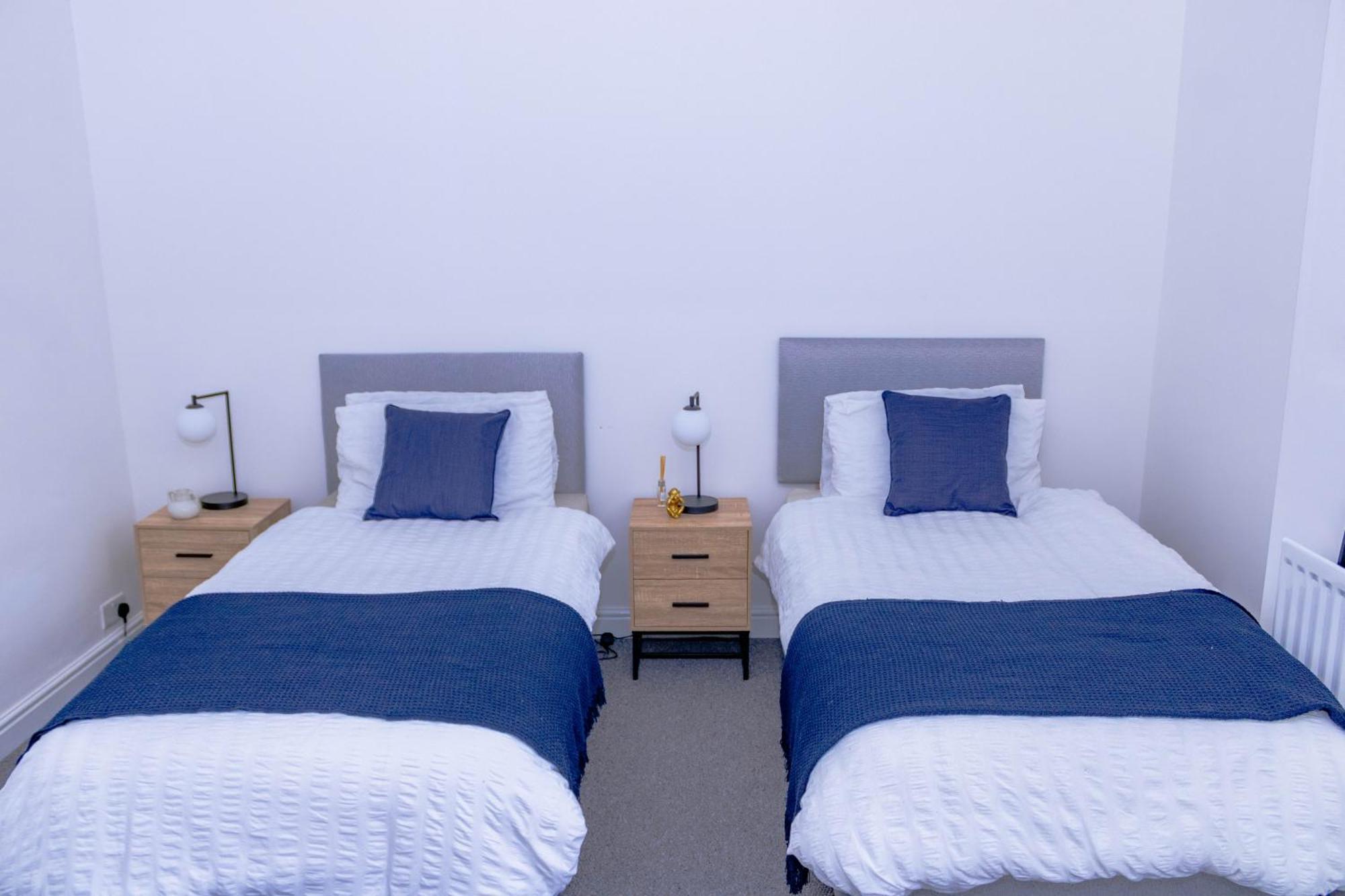 Templar House - Sleeps 6, Special Weekly Monthly Rates, Location With Free Parking, Free Wifi, Perfect For Alton Towers & M6 *