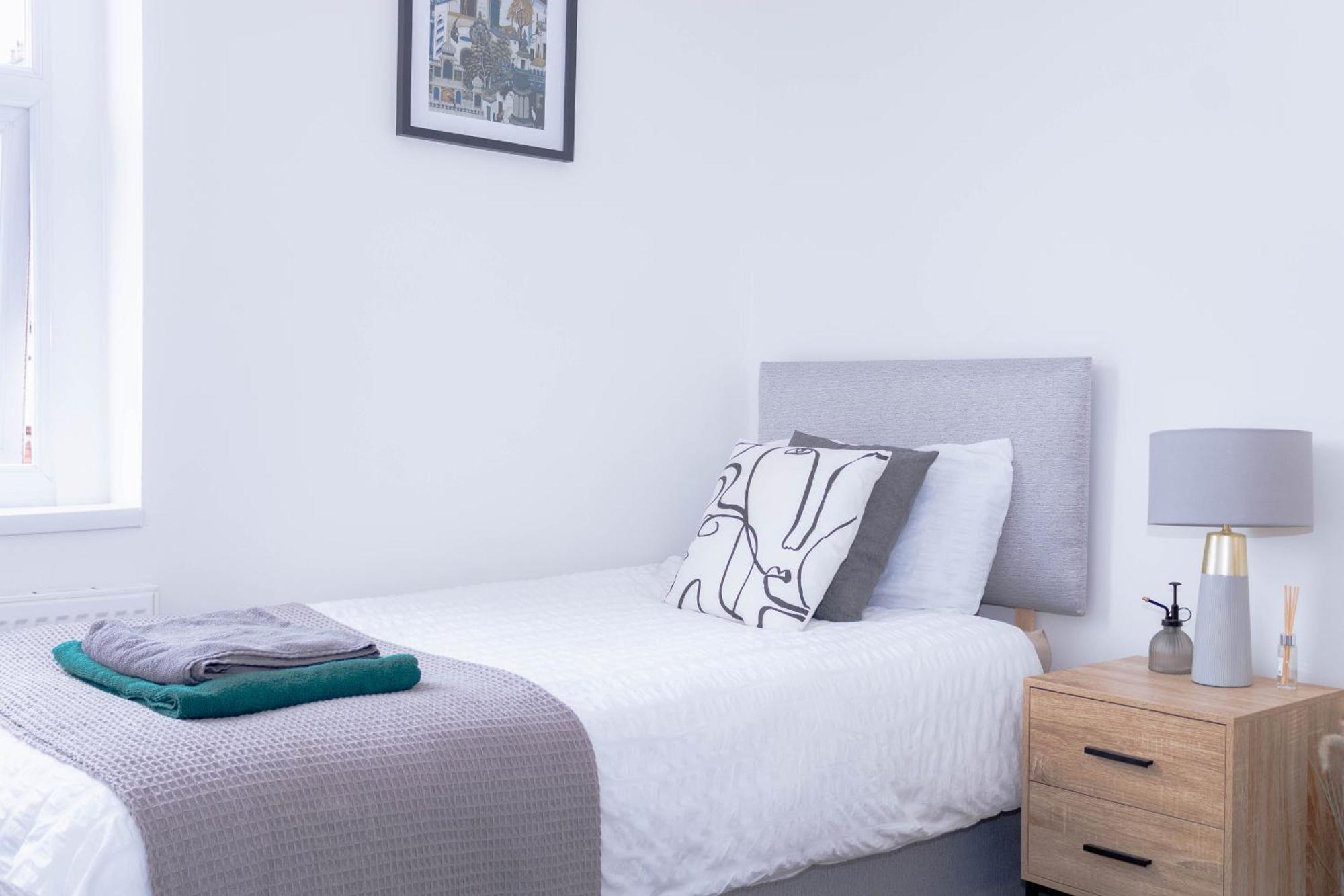 Templar House - Sleeps 6, Special Weekly Monthly Rates, Location With Free Parking, Free Wifi, Perfect For Alton Towers & M6 * Stoke-on-Trent